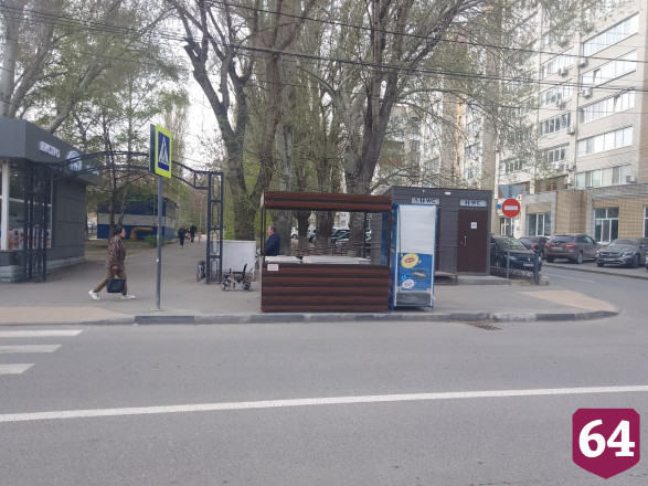 Саратовцев возмутил ларек на тротуаре у туалета