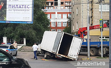 В Саратове «Газель» провалилась в яму на дороге и застряла