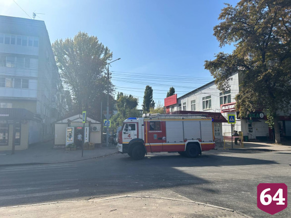 В Саратове у больницы полыхал частный дом 