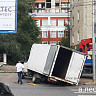 В Саратове «Газель» провалилась в яму на дороге и застряла