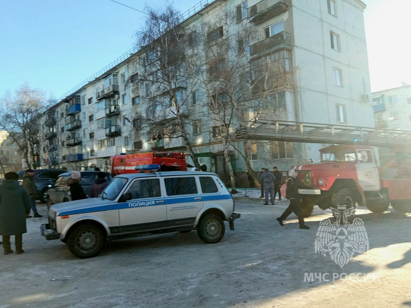 Из горящей квартиры под Саратовом спасли мать и четверых детей