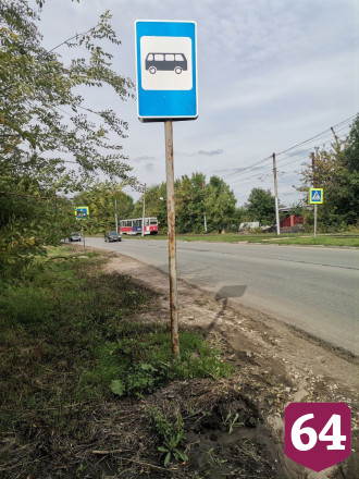 В Саратове жители ждут автобусы в грязи