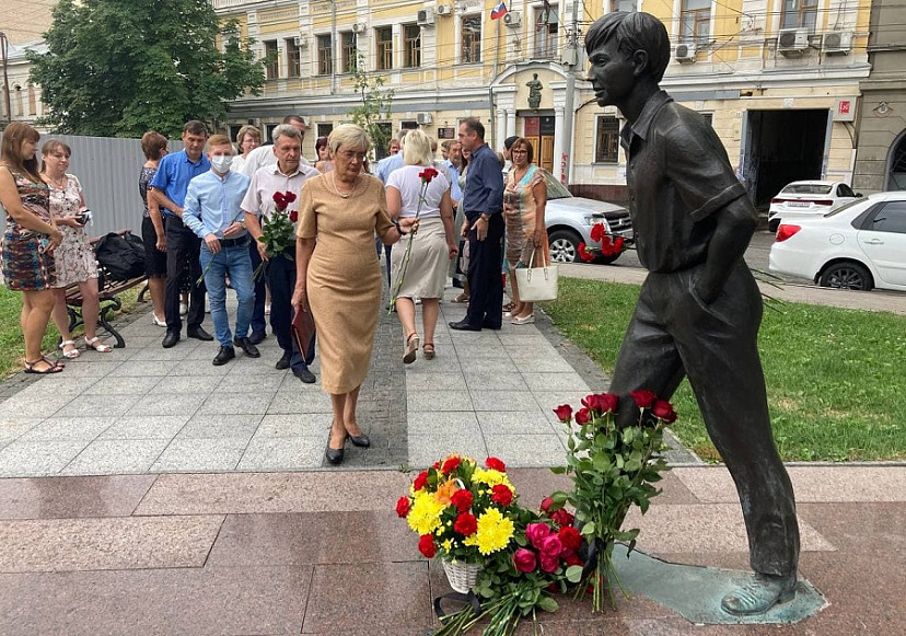 Жители Саратова возложили цветы к памятнику Олегу Табакову