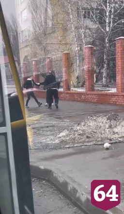 В Саратове водитель маршрутки избил прохожего у больницы