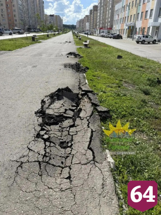 Жители Саратова жалуются на разрушенный асфальт на аллее
