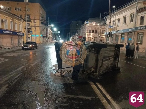 Две женщины пострадали в ДТП с перевернувшимся авто в центре Саратова