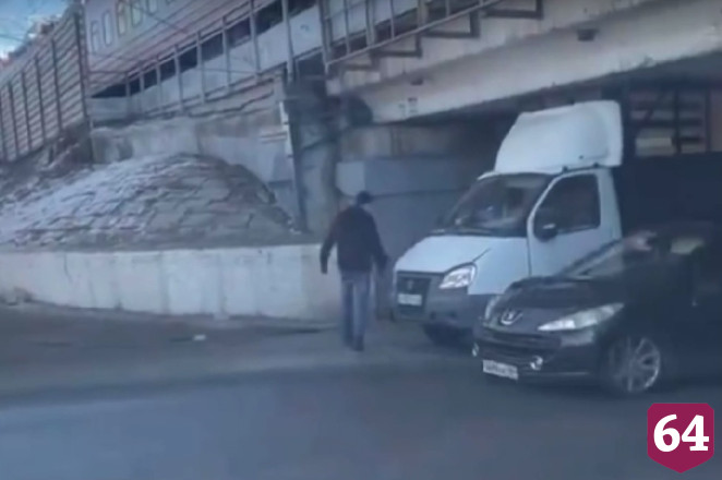 В Саратове под «мостом глупости» застряла «Газель»
