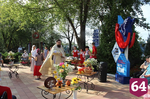 В Энгельсском доме-интернате отметили Яблочный Спас