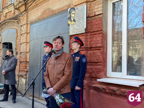 Сын Сергея Пускепалиса приехал в Саратов к дому отца