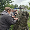 Саратовские волонтеры плетут маскировочные сети на СВО из современных материалов