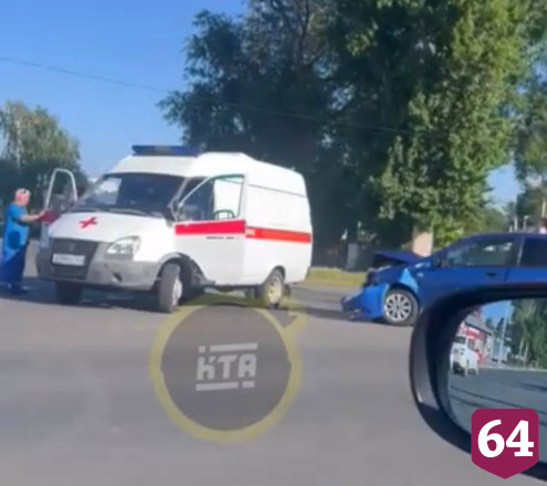 Женщина пострадала в столкновении легковушек в Саратовской области