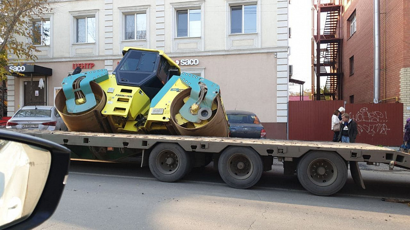 В Саратове асфальтоукладчик раздавил машины на парковке
