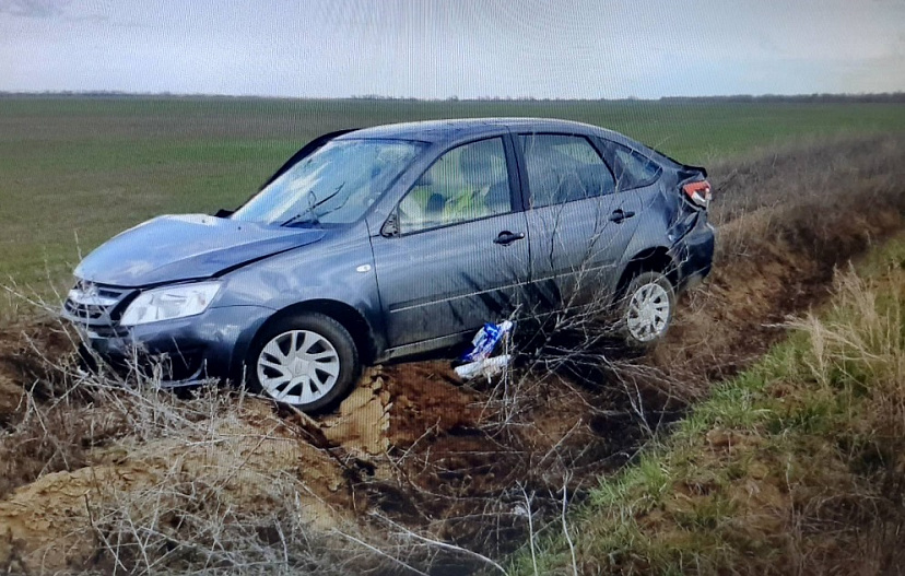 Водитель разбился насмерть в перевернувшейся в кювете «Гранте»