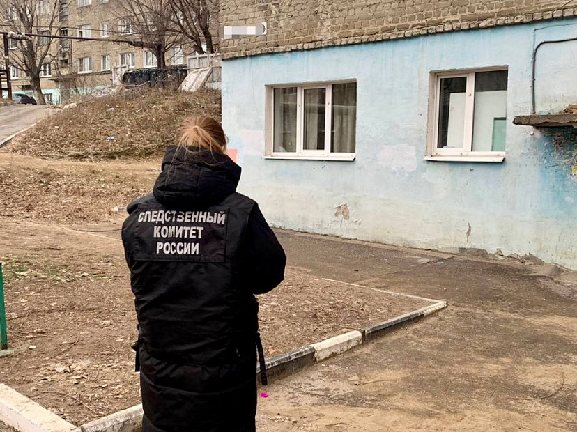 Саратовца нашли мертвым в подъезде собственного дома