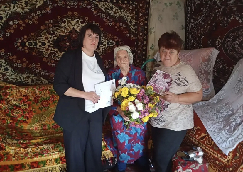 Саратовскую долгожительницу с 99-летием поздравили президент и губернатор 