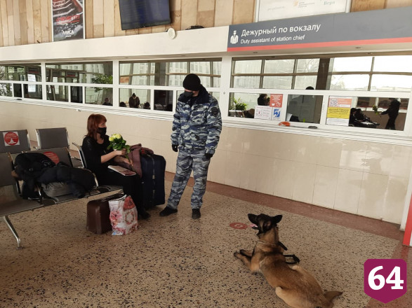 Транспортные полицейские с собаками дарили на вокзале цветы