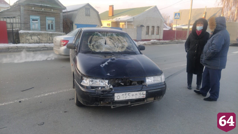 Под Саратовом женщина после наезда «Лады» попала под автобус