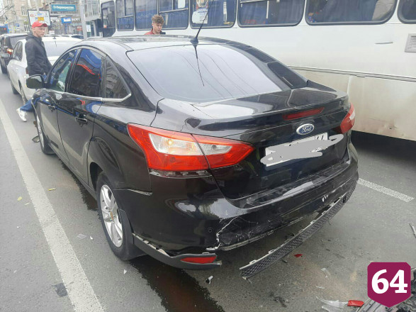 Водитель «Приоры» пострадал в массовой аварии в центре Саратова