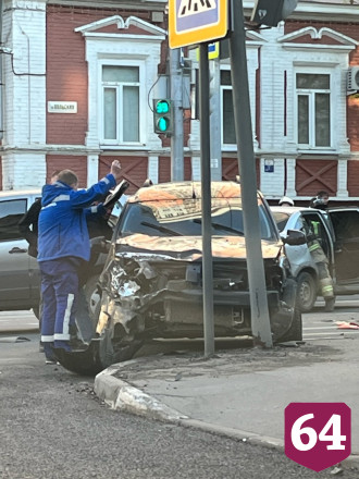 В центре Саратова автомобиль врезался в столб