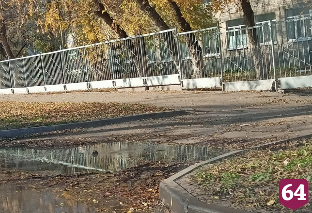 В Саратове месяц бьет «родник» с горячей водой