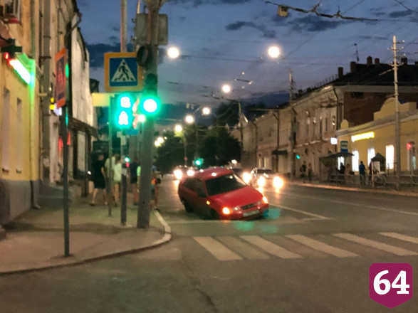 В центре Саратова семья на иномарке провалилась в яму 