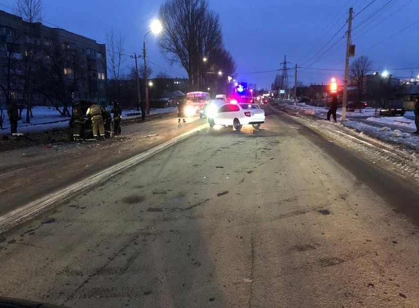 Два человека попали в больницу после ДТП на Орджоникидзе