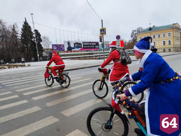 Зимние волшебники на велосипедах раздали саратовцам 22 килограмма конфет