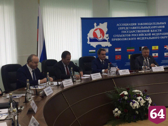 Полпред Комаров в Саратове обсудил с законодателями ПФО проблемы дольщиков