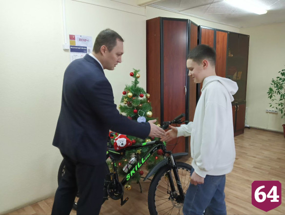 Саратовский чиновник подарил горный велосипед целеустремленному школьнику