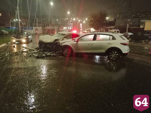 В Саратове автомобиль с мертвым водителем попал в ДТП