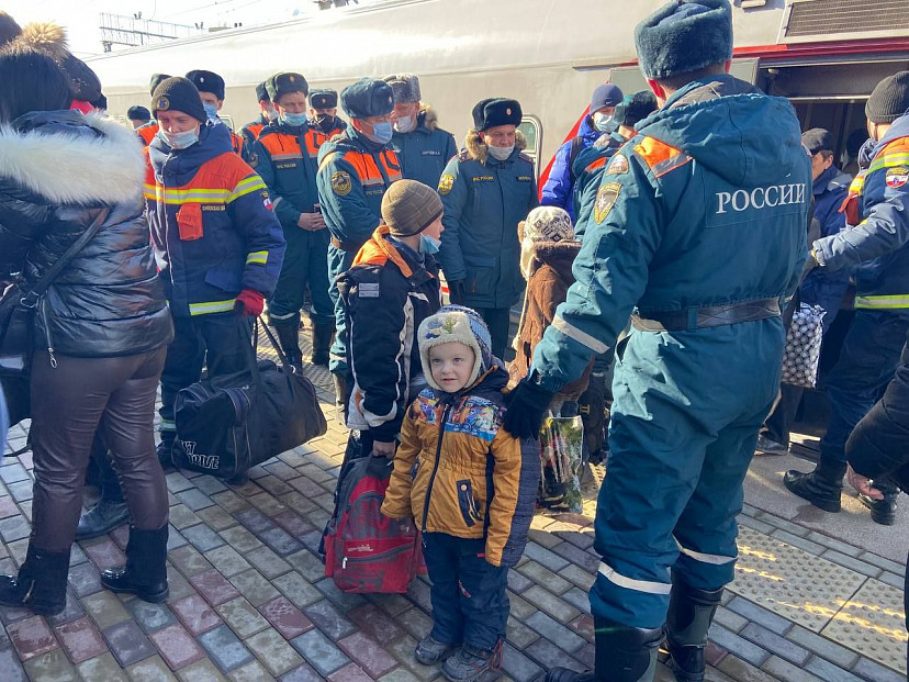 Из Донбасса в Саратов привезли новорожденного и 4-летних двойняшек