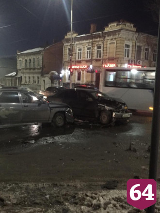 На Вольской водитель автобуса спровоцировал массовое ДТП