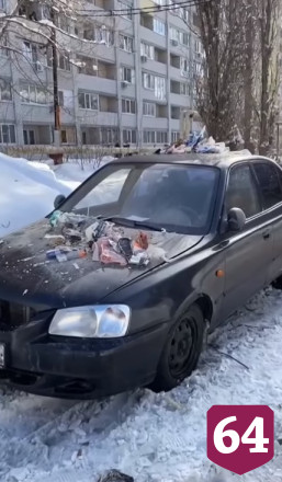 Жители Саратова закидали мусором припаркованную у баков машину