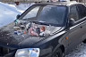 Жители Саратова закидали мусором припаркованную у баков машину