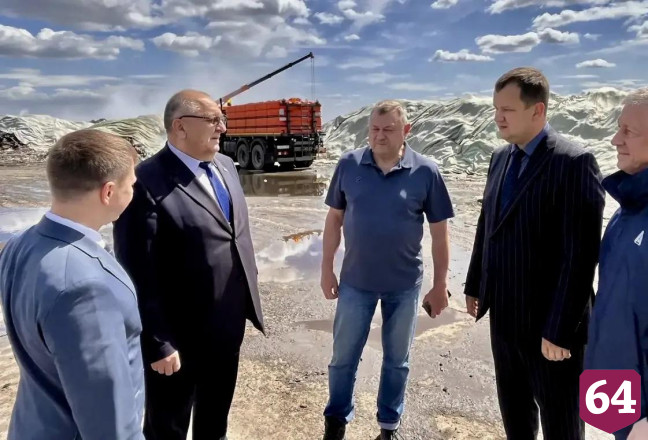 Задымление от тлеющей в Саратове свалки сдерживают специальные маты