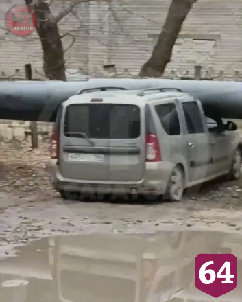 В Саратове трубой теплотрассы придавило 9 автомобилей