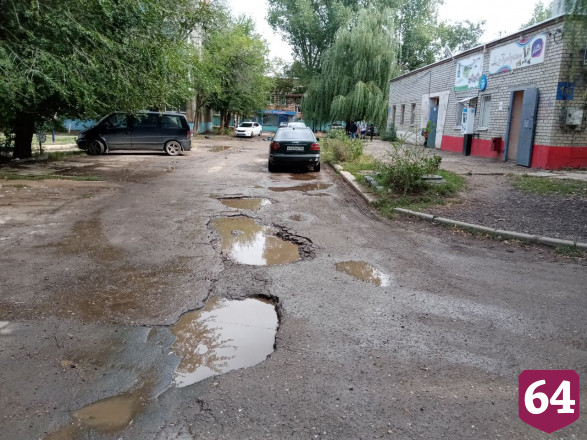 Горожанка рассказала о шагающих по забору в школу детях