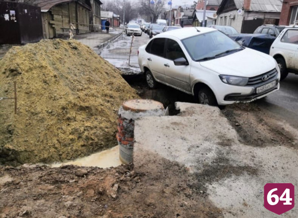 В Саратове автомобиль повис над коммунальной ямой
