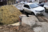 В Саратове автомобиль повис над коммунальной ямой