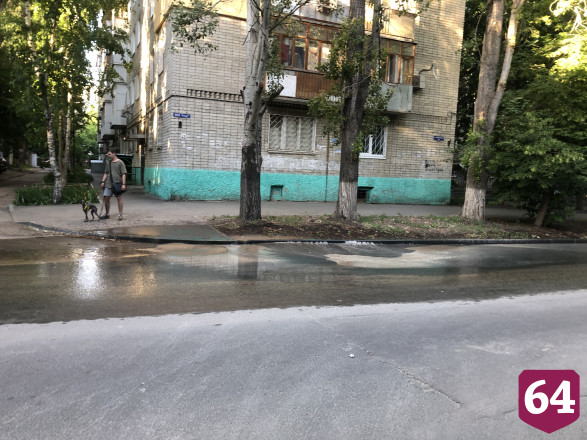 Жителям центра Саратова пообещали устранить водопад на дороге