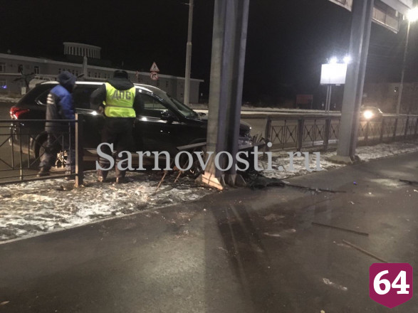 В Саратове пьяный водитель сбил забор и сбежал