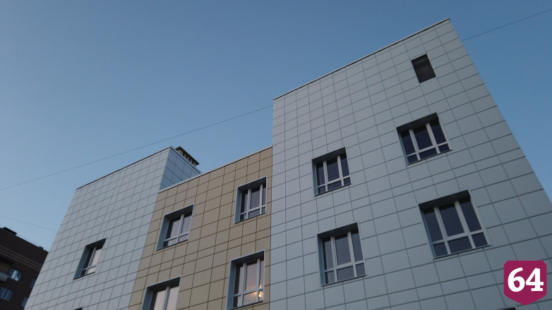 В новой саратовской поликлинике расставляют мебель