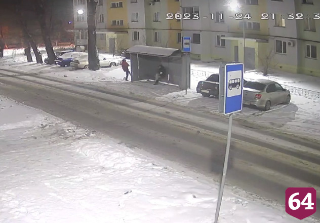 Юные вандалы ломали остановку под Саратовом
