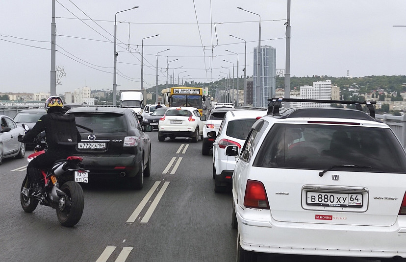 Две аварии парализовали движение по саратовскому мосту