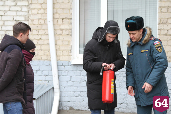 Саратовским студентам рассказали о тушении пожара пивом 