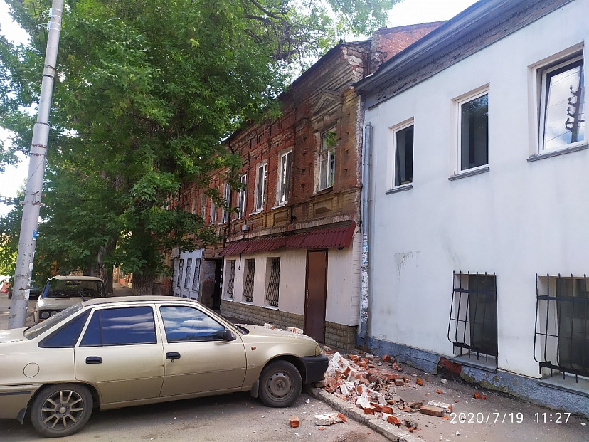 В центре Саратова стена жилого дома рухнула на автомобиль