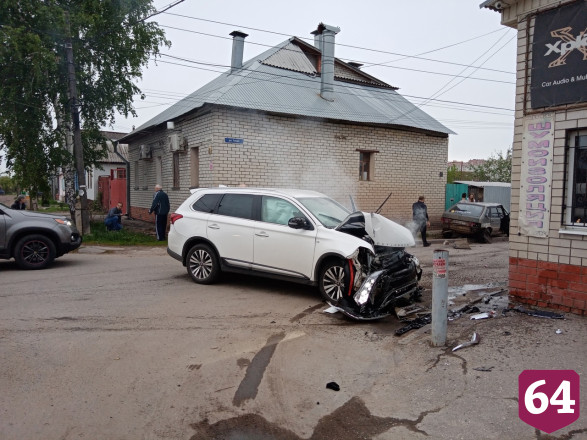 В аварии на Калинина автомобили врезались в дом и забор