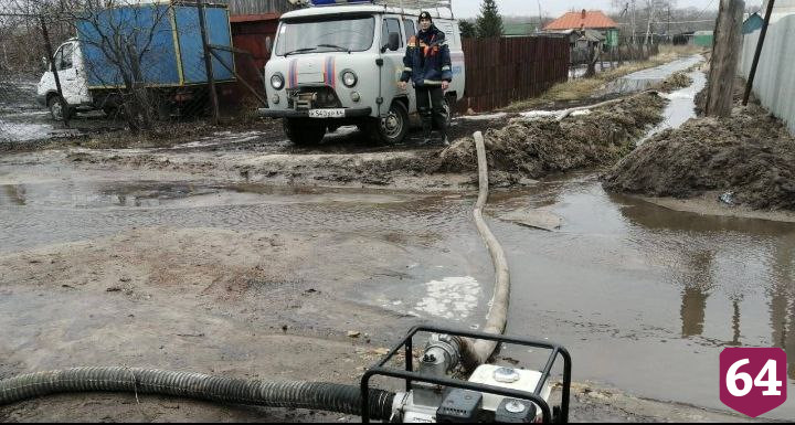 В Саратовской области паводок затопил 13 мостов