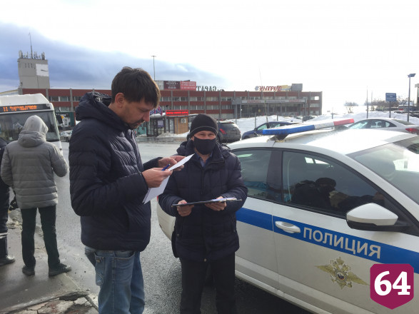 Саратовского таксиста наказали за пассажира без маски 