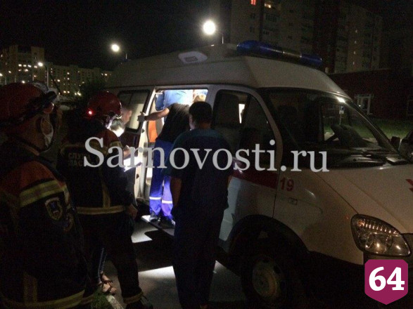 В Саратове девушка выпала из окна 5-го этажа и выжила